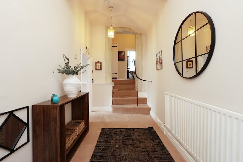 Spacious 3BR Flat in Cowbridge Centre