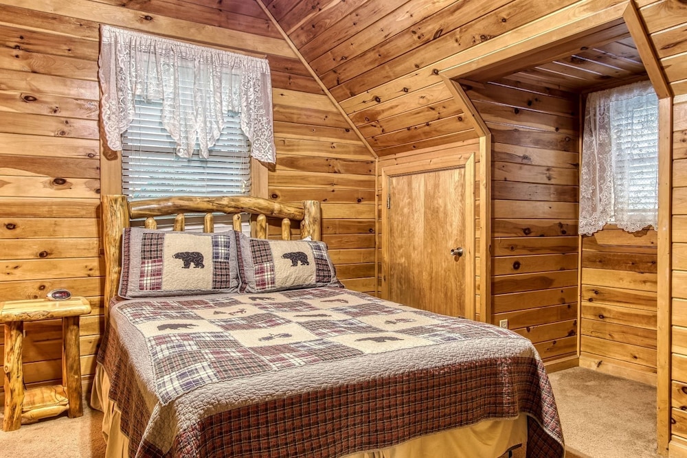 Heavenly Heights - Great Location! Close To All The Action! 2 Bedroom Cabin by Redawning view 3