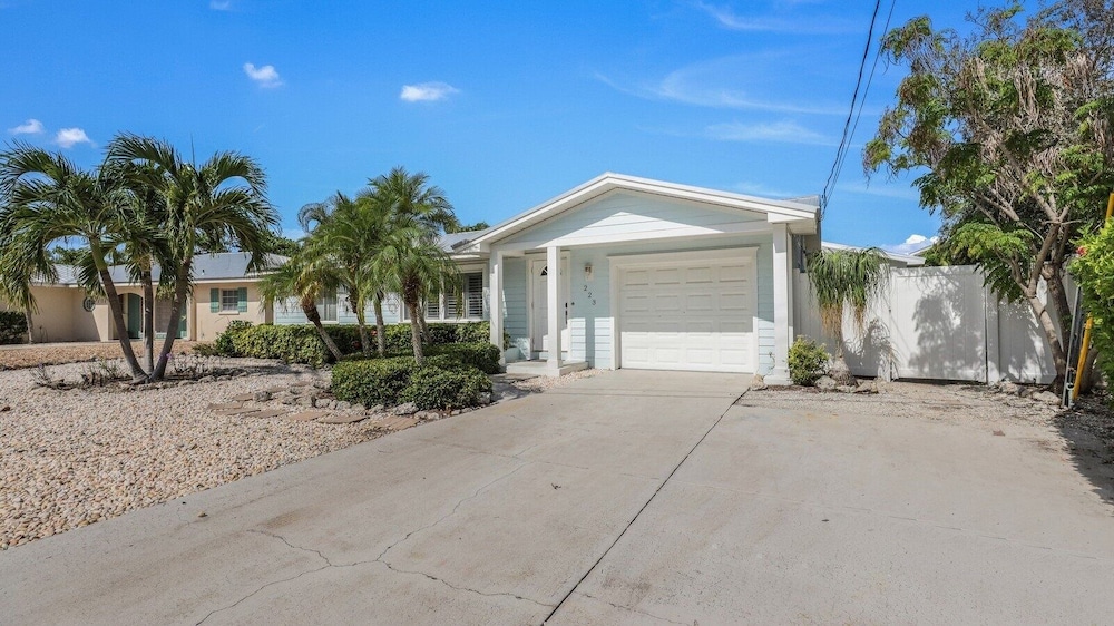 Gladiolus On The Water 3 Bedroom Home by RedAwning