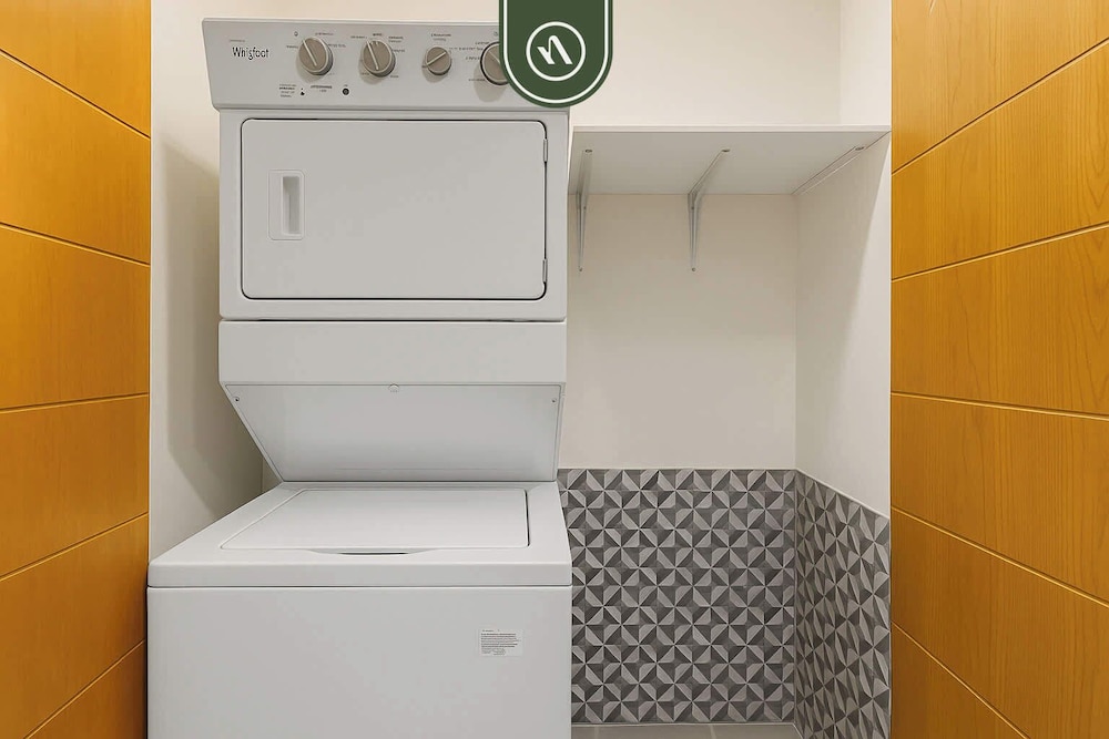 New Stylish 1 BR Condo - Ocean Views - Flex Room