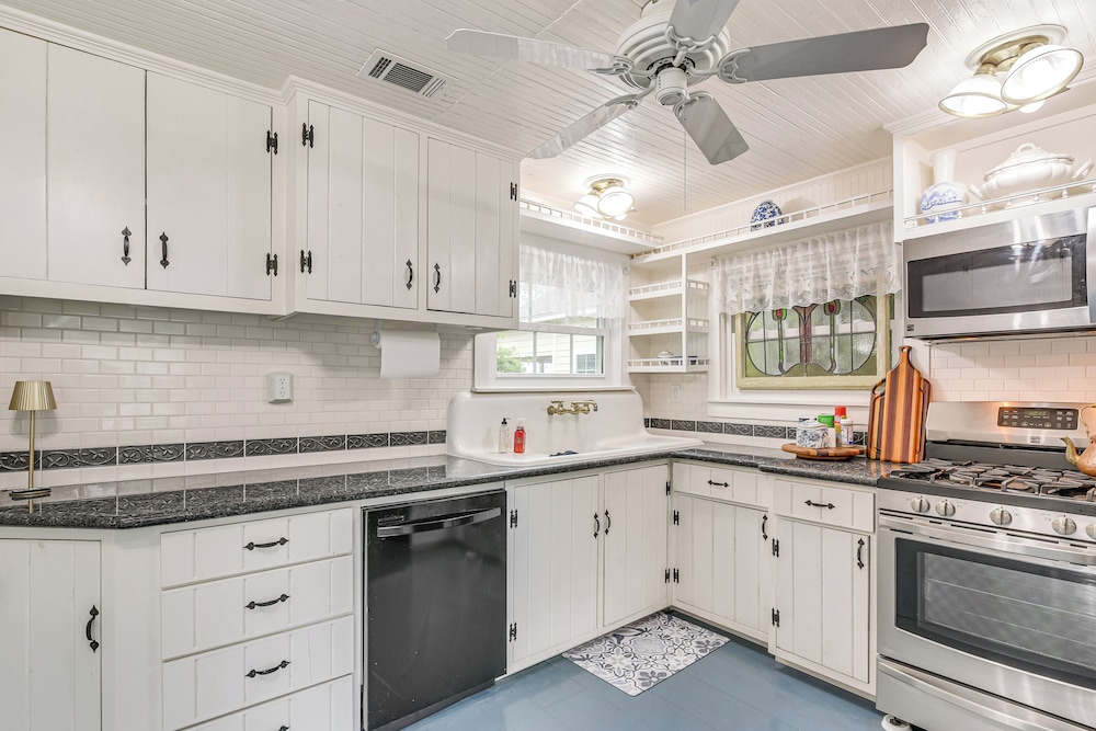 Galveston Bay Retreat: Historic La Porte Home!