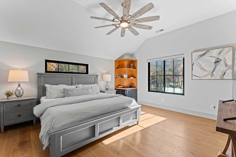 The Grand on Greenbay-7 Bedrooms Sleeps 21 Modern new Build