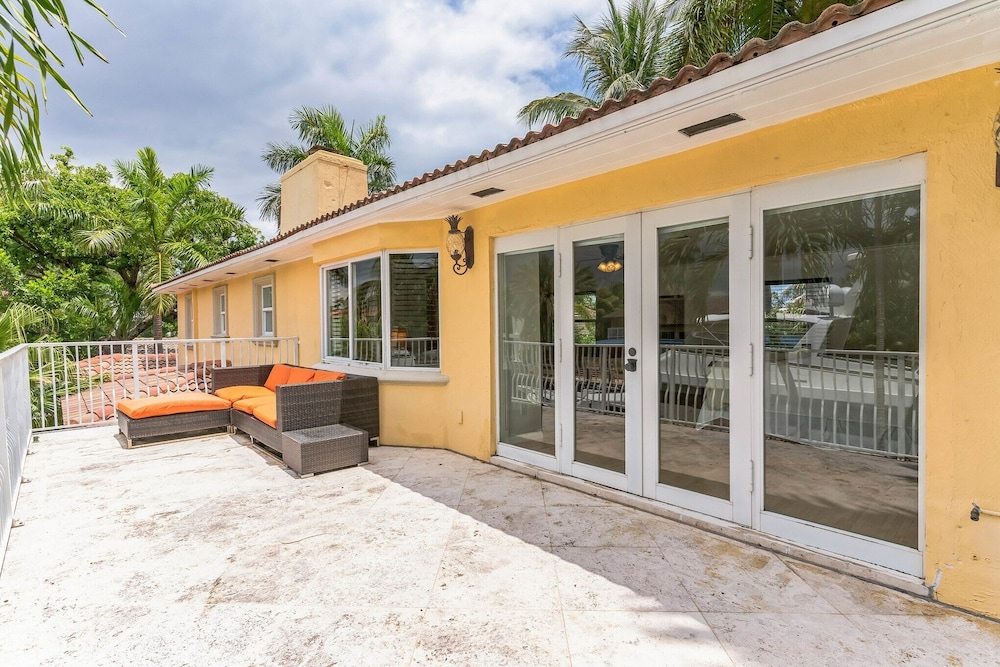 Multi-million Dollar Waterfront Villa 4 Bedroom Villa by RedAwning - Image 1