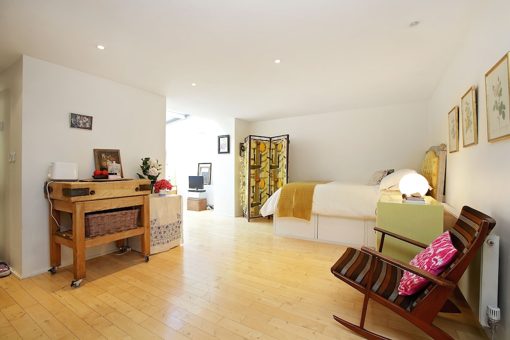 Bright Chic Garden Apartment