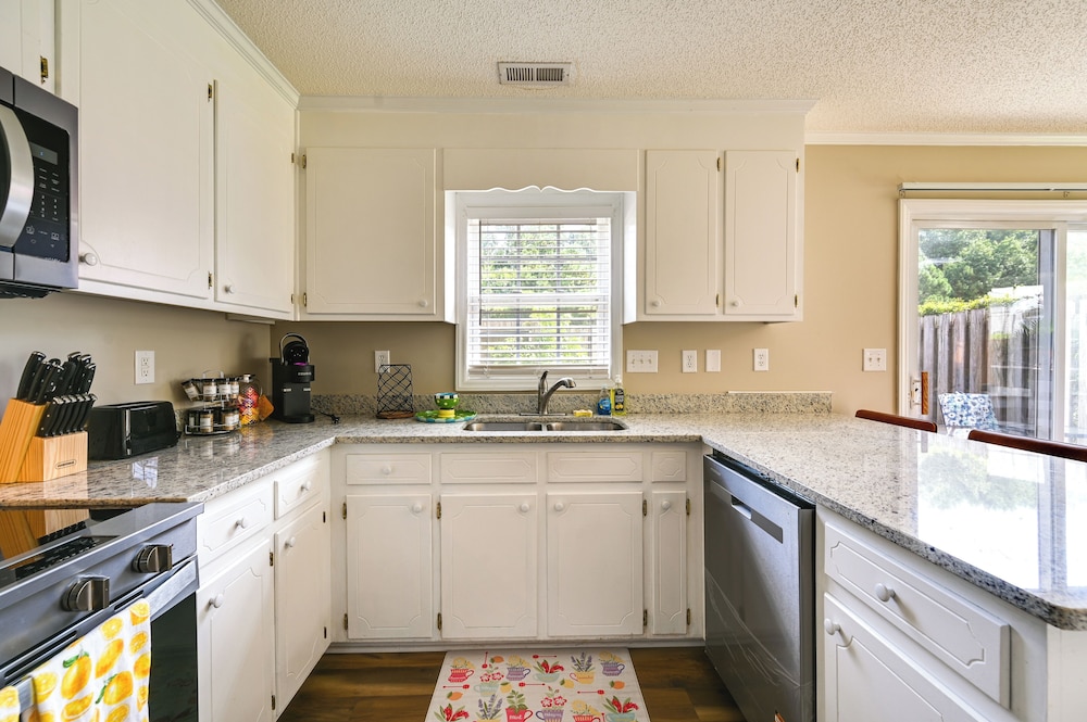 6 Mi to Med District: Greenville Home w/ Yard
