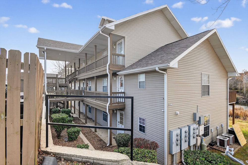 Scenic Getaway Quiet Spot 3 Miles To Landing 2 Bedroom Condo