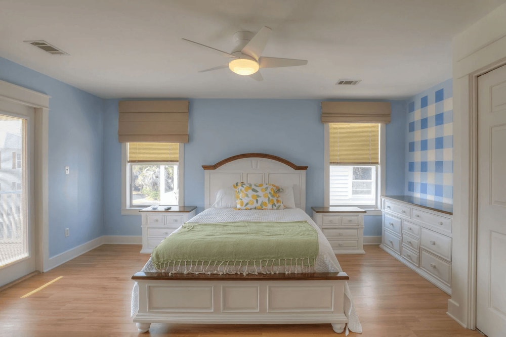 Holiday House by Avantstay Oceanview Steps to Beach