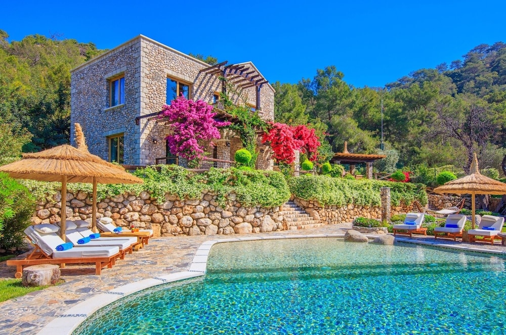 Private Island-Style Ultra Luxury Villa Estate