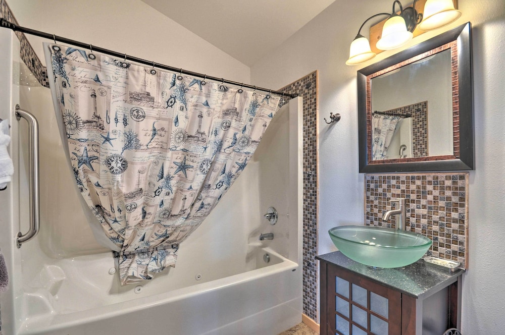 Coastal Retreat in Long Beach: Walk to Attractions view 5