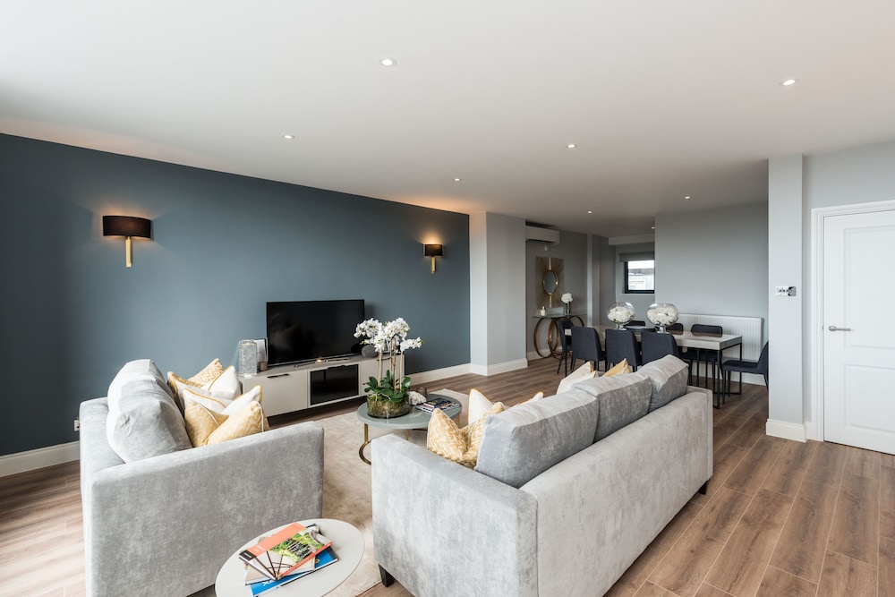 The Carlyle - Elegant Serviced Apartments