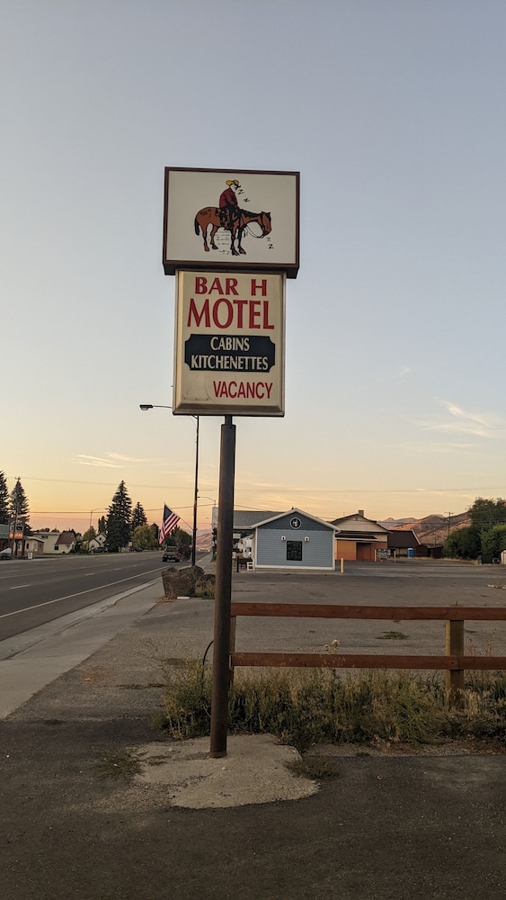 Bar H Motel view 4