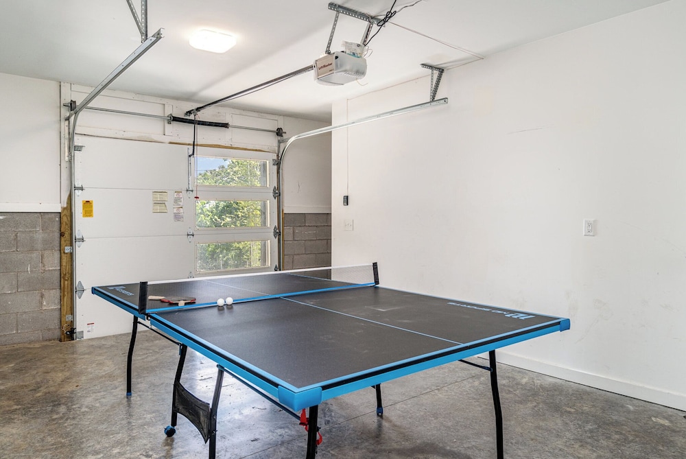 Jade - Private Patio and Balcony - Near Germantown