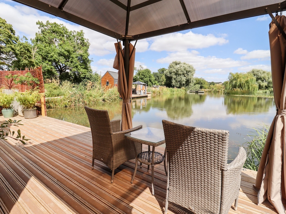 Maple Lodge at Bridge Lake Farm & Fishery