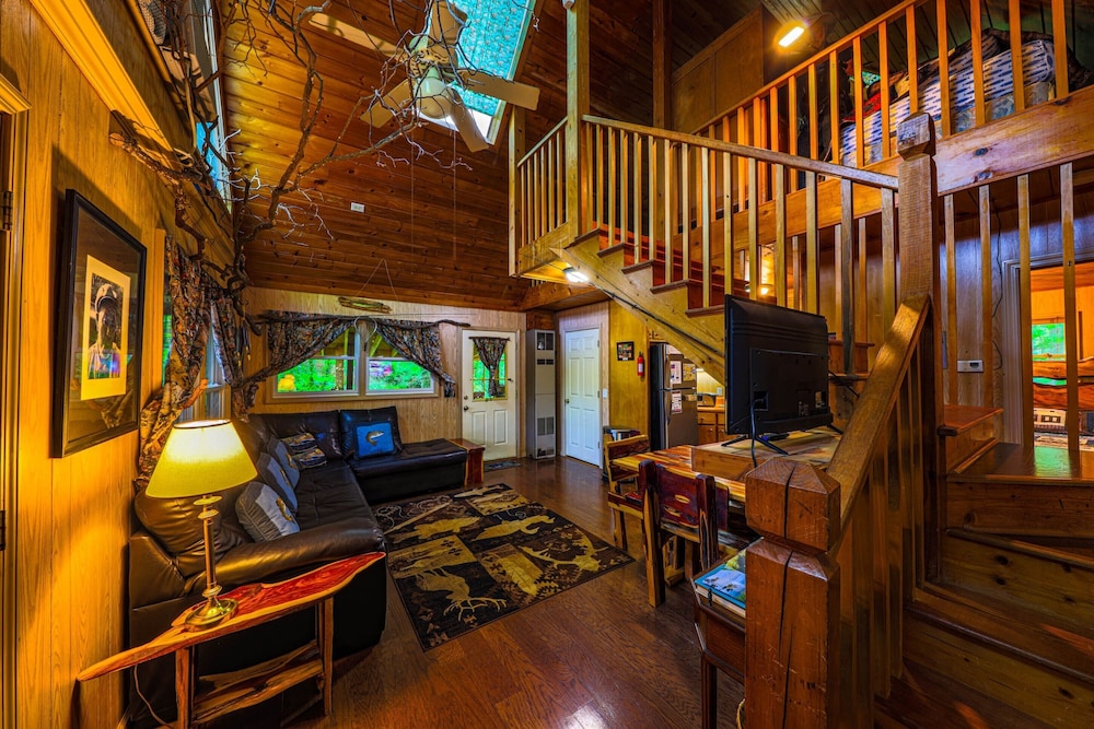 Bear Creek Lodge and Cabins in Helen Ga - Pet Friendly, River on Property, Walking Distance to downtown Helen