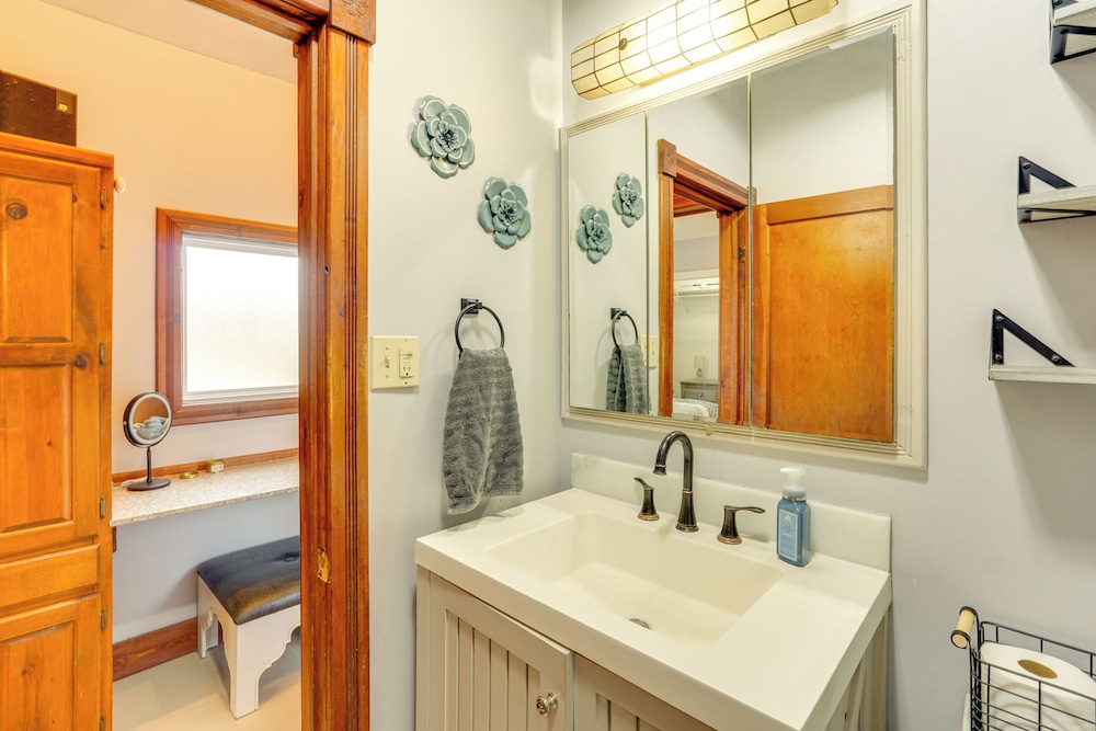 100-year-old Farmhouse in Fulton: 6 Mi to Town!