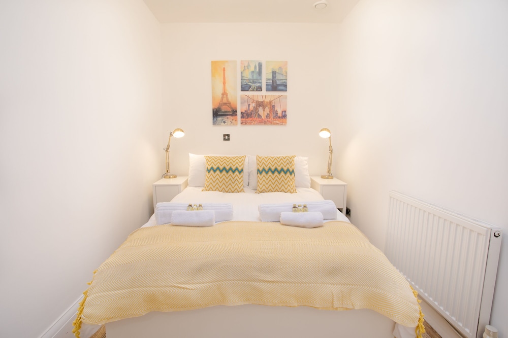 Rest & Recharge Regents CT 3bed Sleeps 7 view 2
