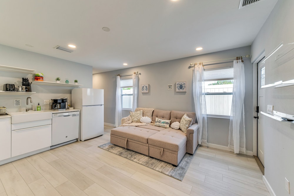 6 Mi to Dtwn: Sarasota Apt w/ Patio & Fire Pit