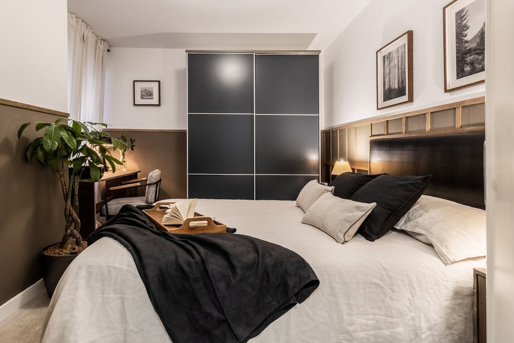 Beraldi - 1 Bedroom and Shared Pool in Trafalgar