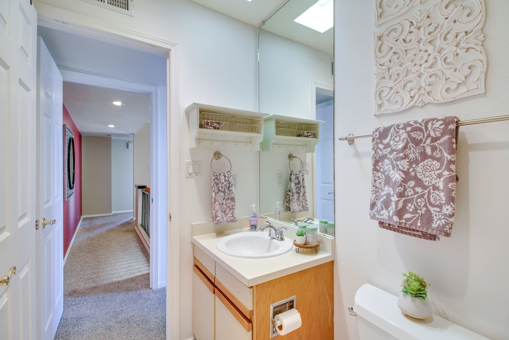 1 Mi to Unm: Convenient Albuquerque Townhome!