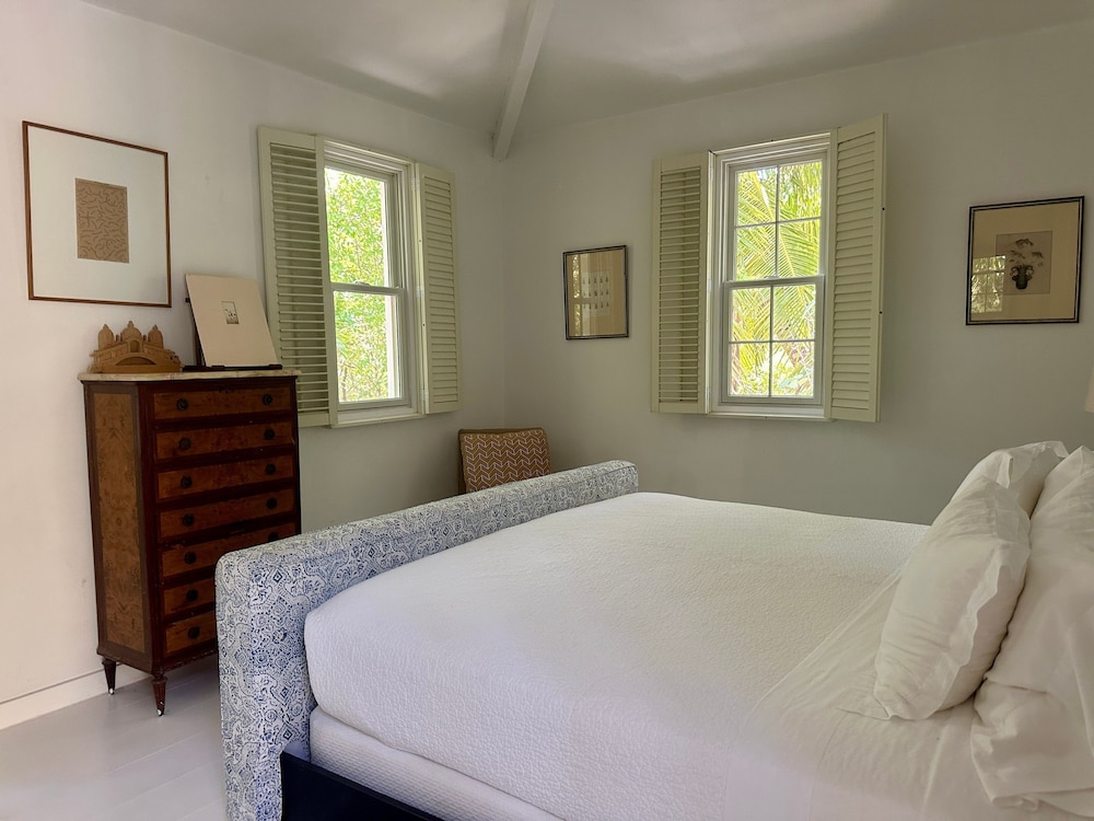 Hibiscus Hill Cricket Pavilion - Retreat Near Pink Sand Beach 2 Bedroom Cottage