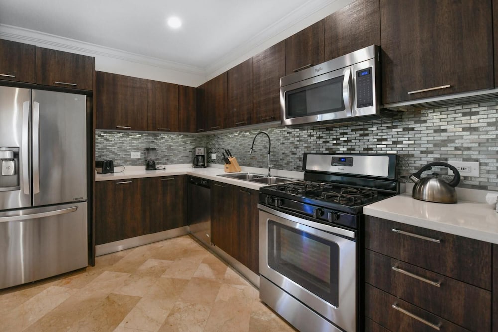 Amazing 1BR 2BA Condo Great Location w Pool GYM