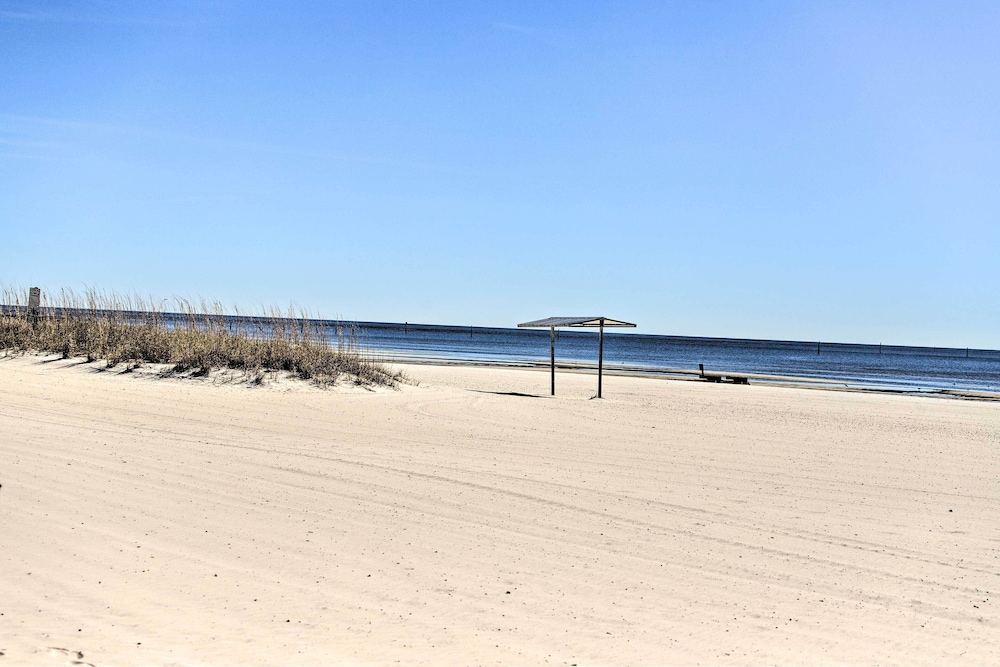 Biloxi Condo w/ Pool Access - Steps to Beach!
