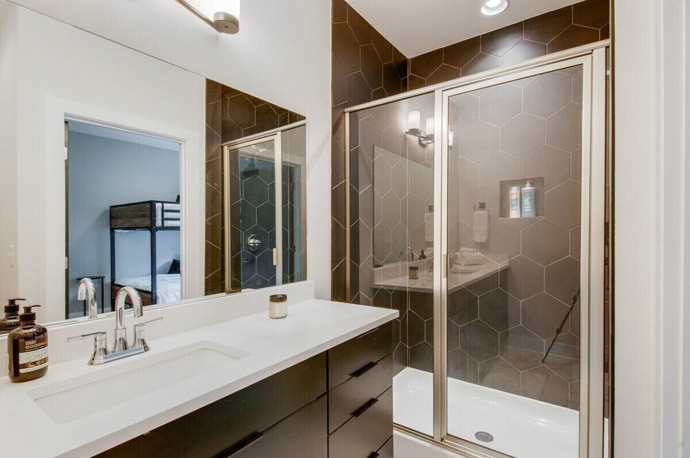 King Queen 2 Homes - 24 Beds City Views