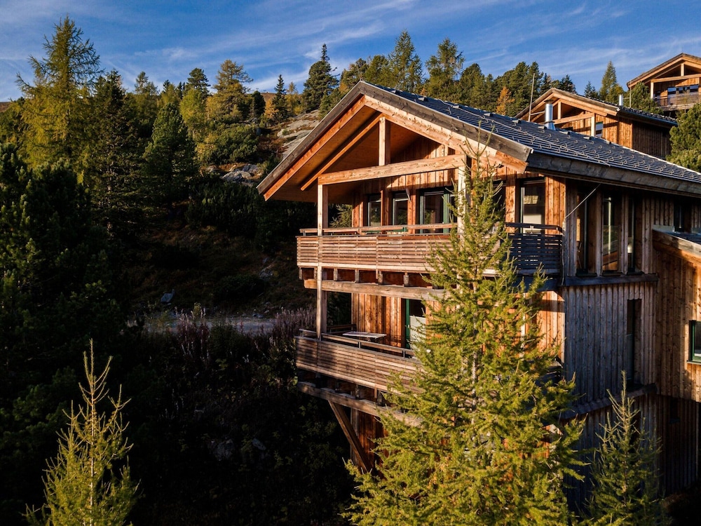 Lavish Chalet With Outdoor hot tub