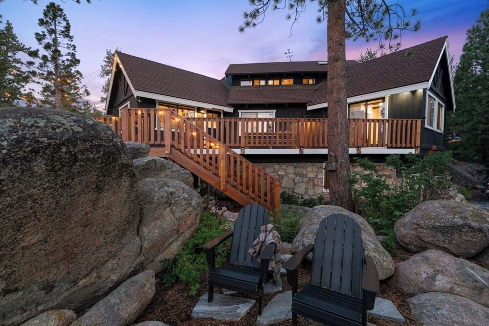Stunning Lakefront Dock Views -Black Fox