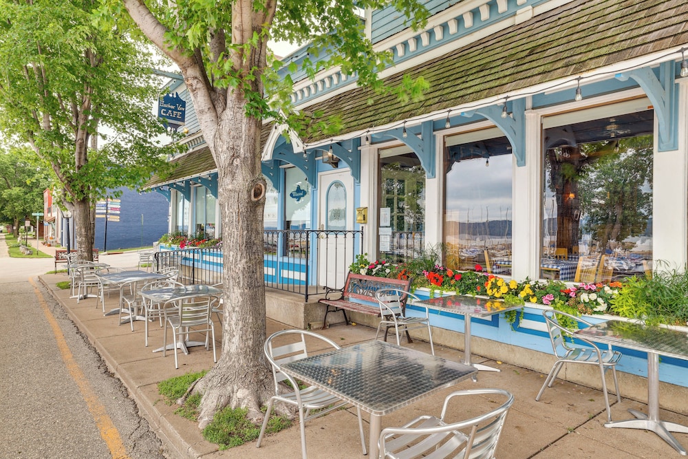 Steps to Marina & Beach: Couples Cottage in Pepin