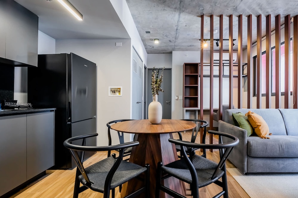 w Stunning 2BR w Great Deco in Centriqo