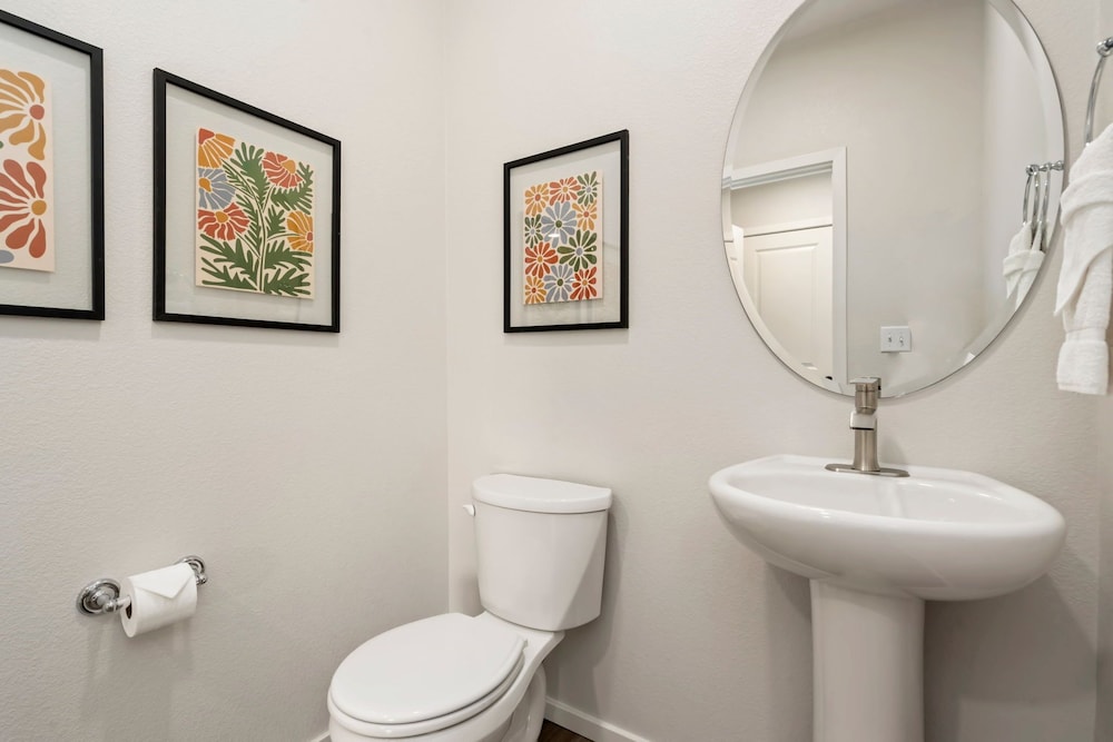 Mosaic Modern - Dog Friendly, Pool + King Suite