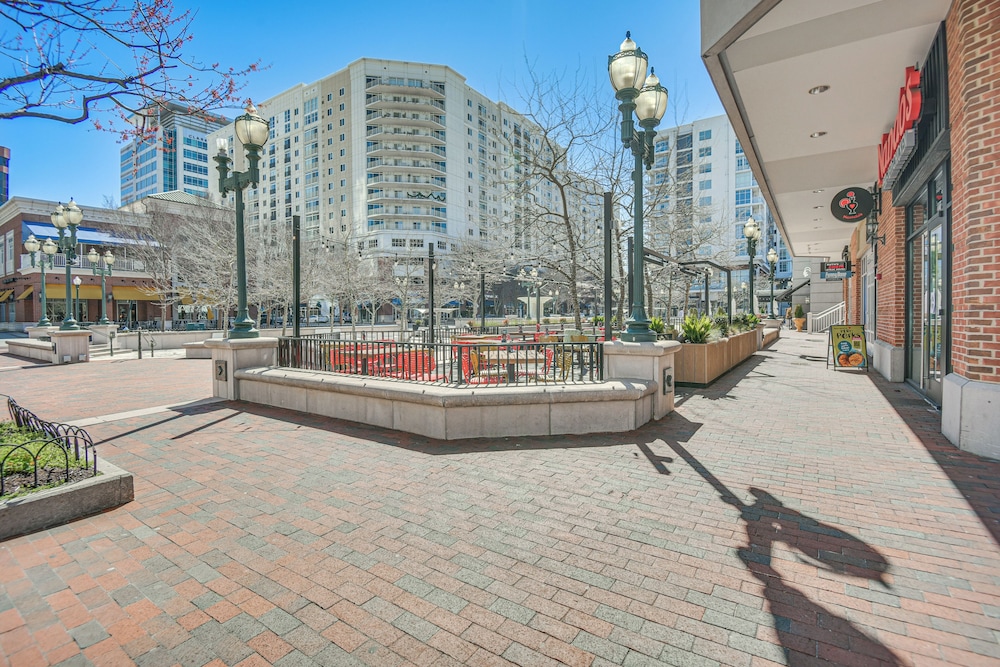 11 Mi to Virginia Beach Boardwalk: Studio Retreat!