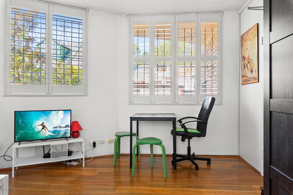 Convenient Studio in Trendy Inner-city Suburb