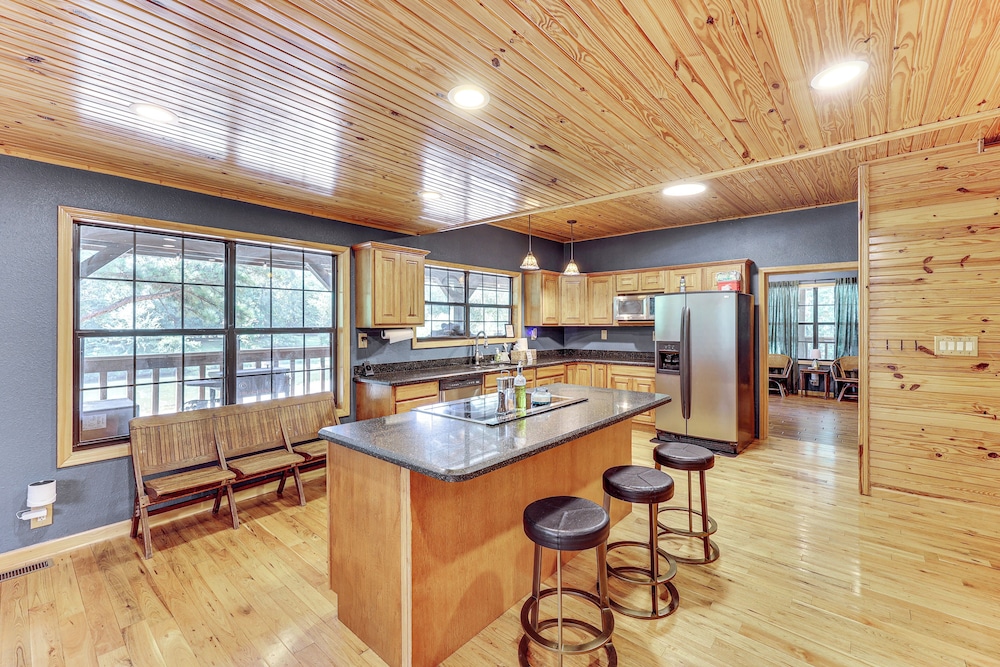 Creek Access, Games: Family-friendly Royal Retreat