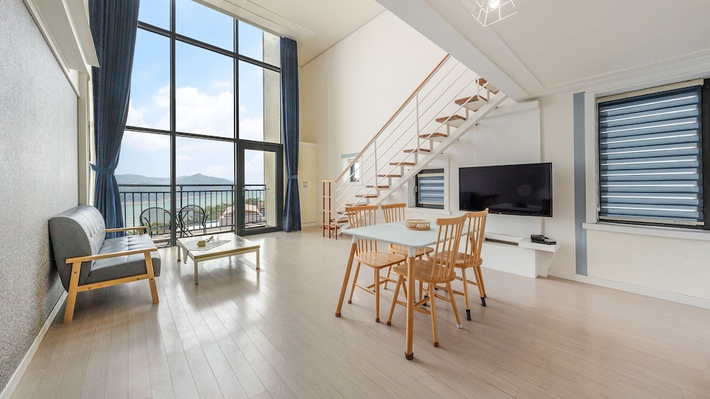 Yeosu Wellstay Pool Villa