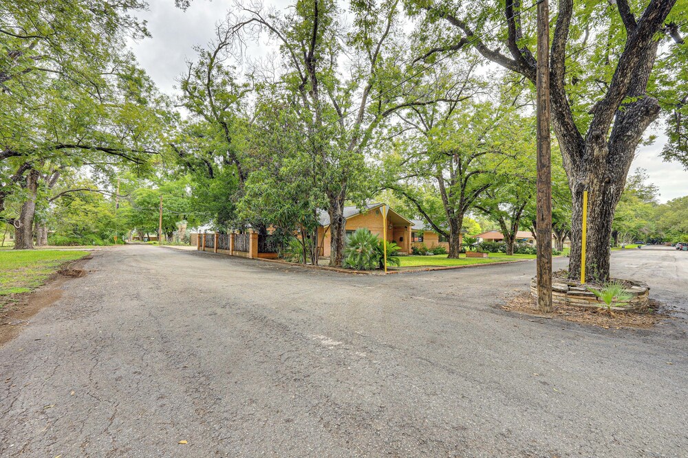 Del Rio Home w/ Large Yard, BBQ + Fireplace!