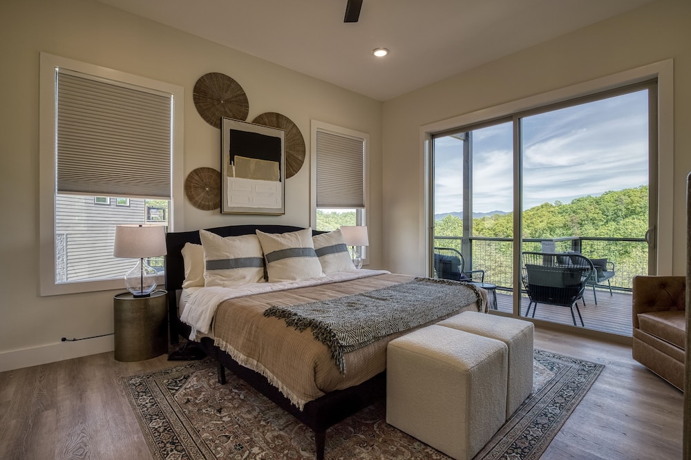 Panoramic Paradise 4 Bedroom Cabin by RedAwning view 2
