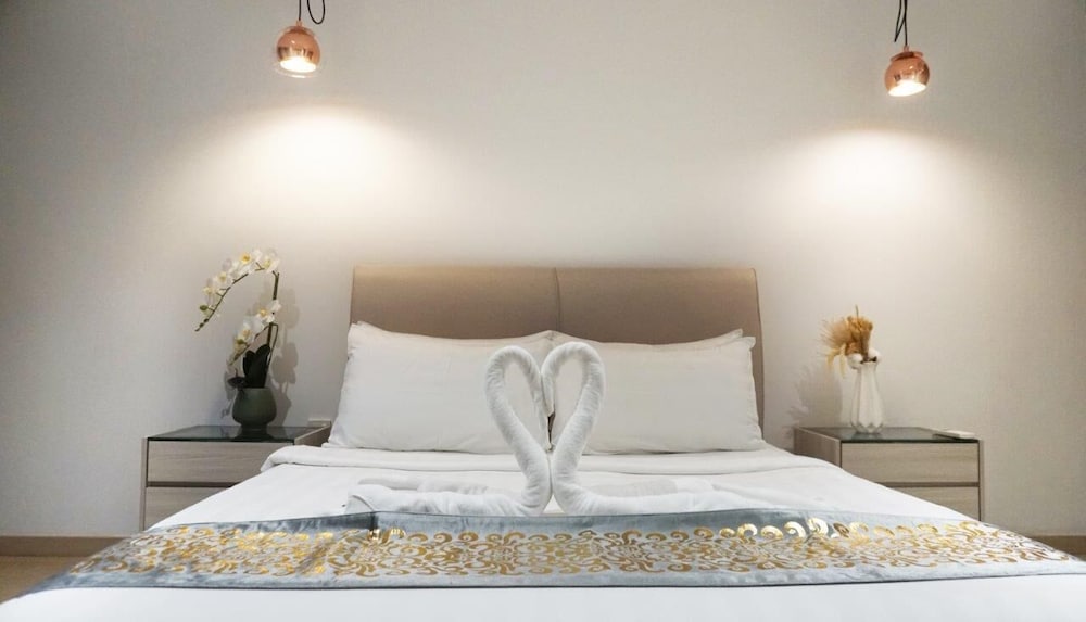 Moonway Luxury Suites At Eaton Residence
