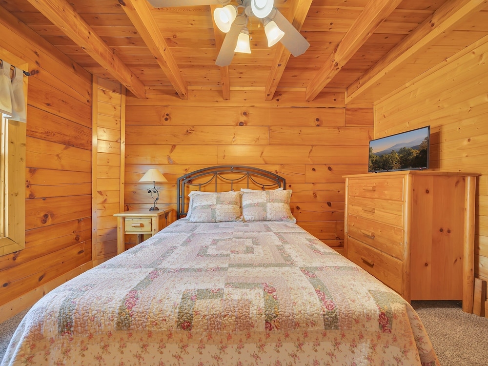 Ern821 - Tranquil Times 5 Bedroom Cabin