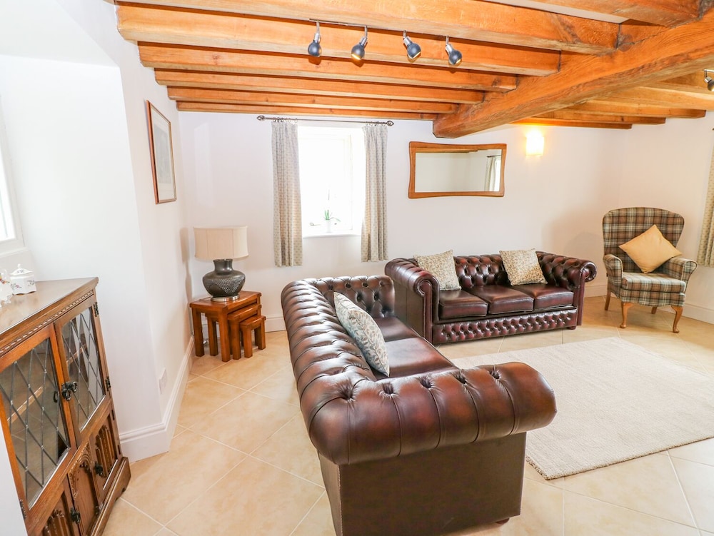 Woodthorpe Cruck Cottage view 5