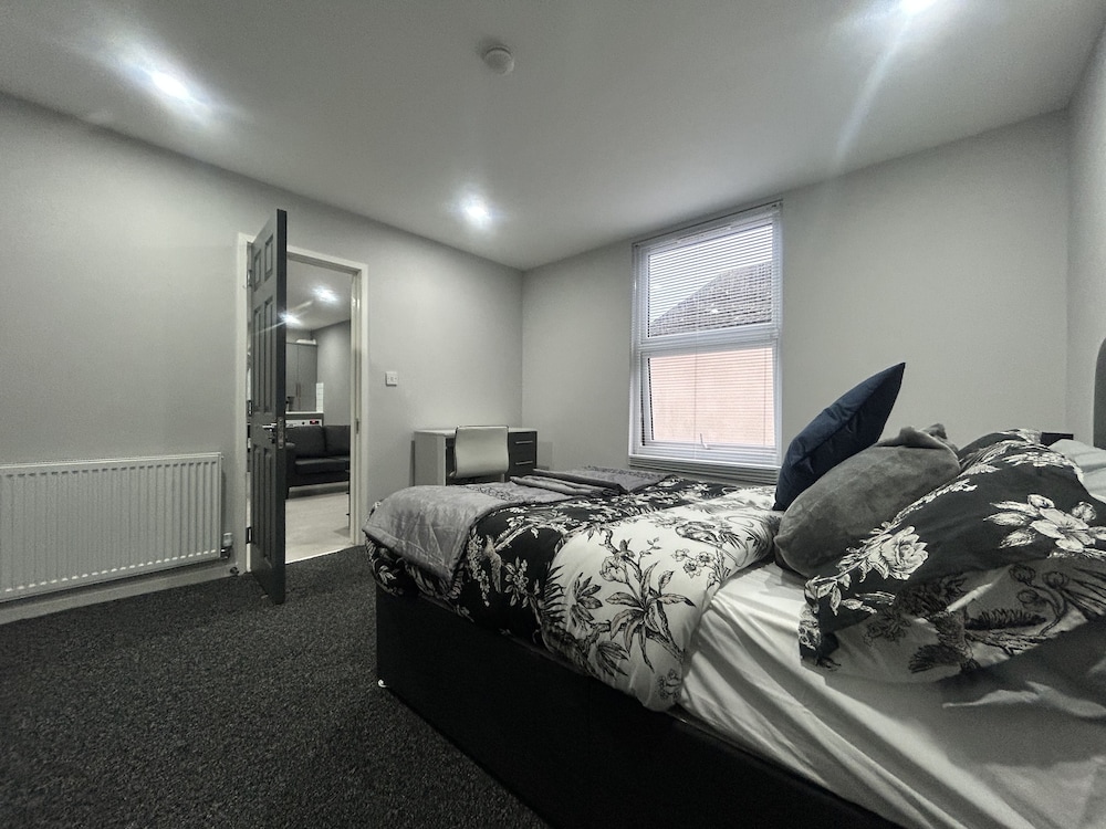 Private Luxury Apartment - Free Parking & Wi-fi view 5