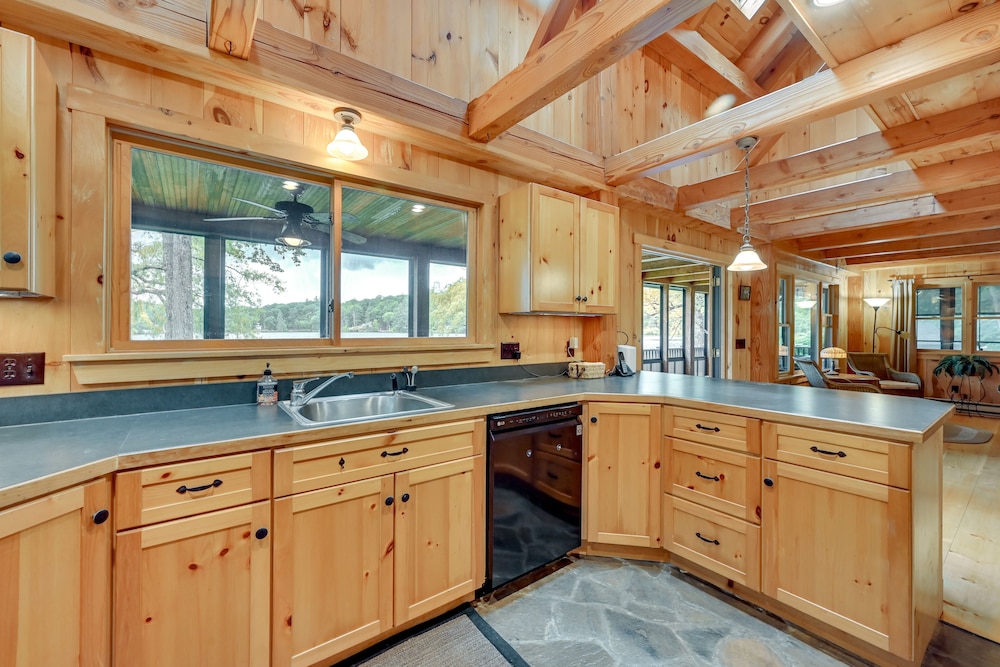 Lakefront Westhampton Cabin w/ Beach + Kayaks!