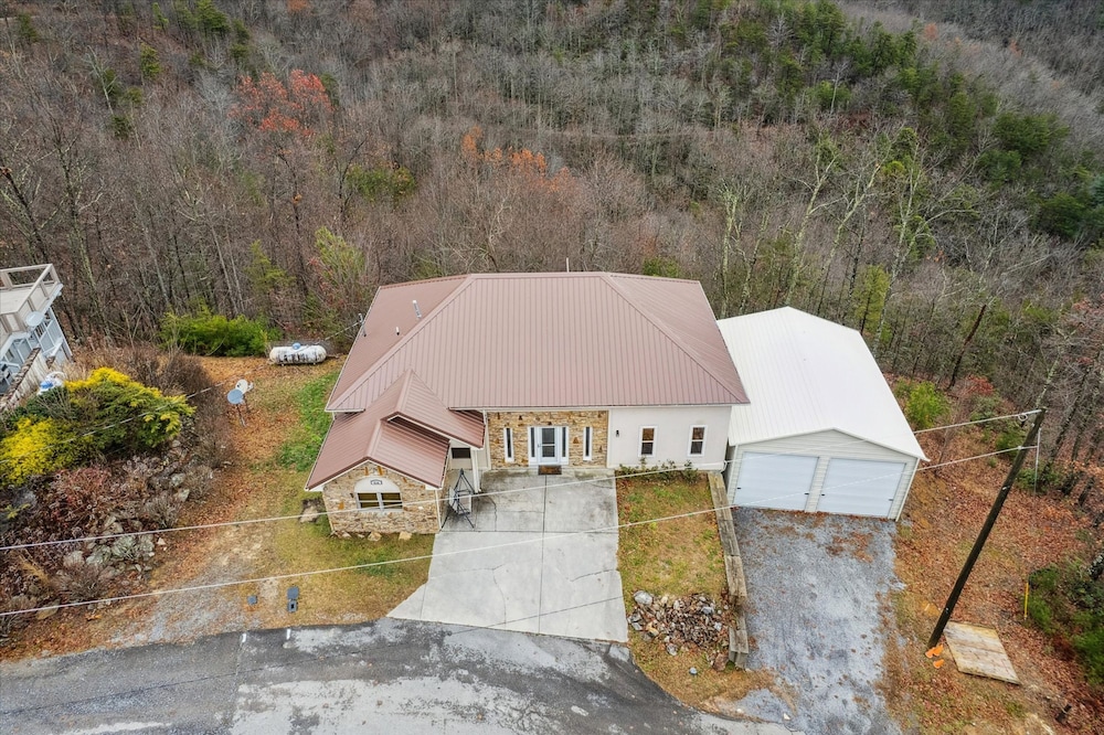 Spectacular Home w Hot Tub Fireplace Jacuzzi