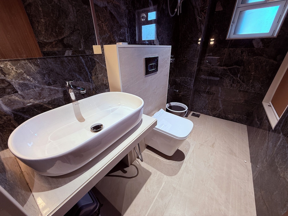 Hotel Saffron Grand Thane