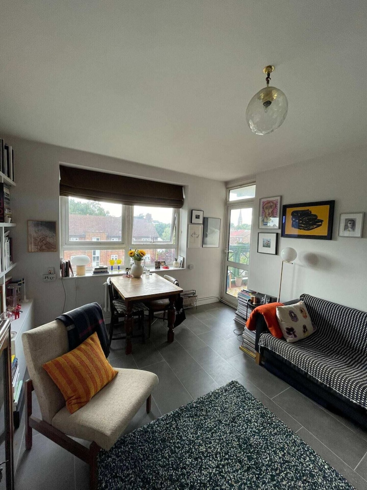 Contemporary 1BD Flat W/balcony - Stoke Newington!