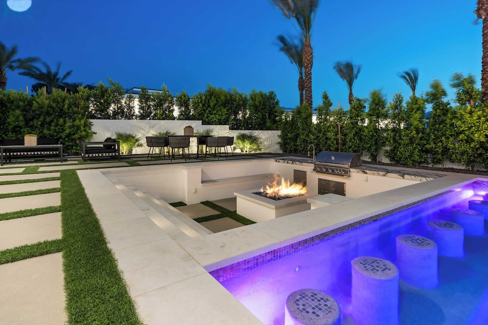 Sleeps 23 Pool, Hot Tub & Putting Green Minutes to Golf & Dining Bravo Villa #7 by Avantstay