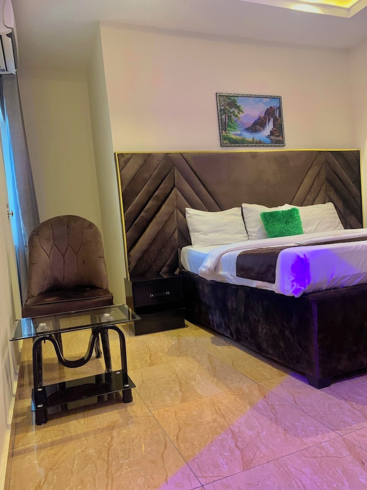 Leons Hotel and Suite