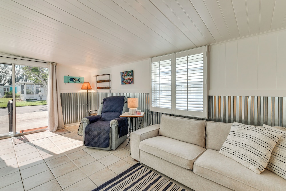 Screened-in Patio: Home 2 Mi to Cortez Beach!