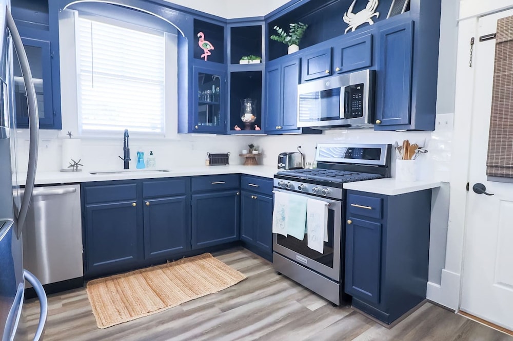 Vibrant Bungalow 2 Minutes to the Beach
